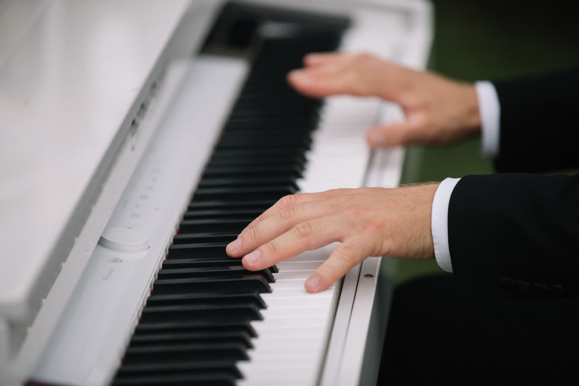 Перший танець під живе виконання: магія моменту з кавер гуртом