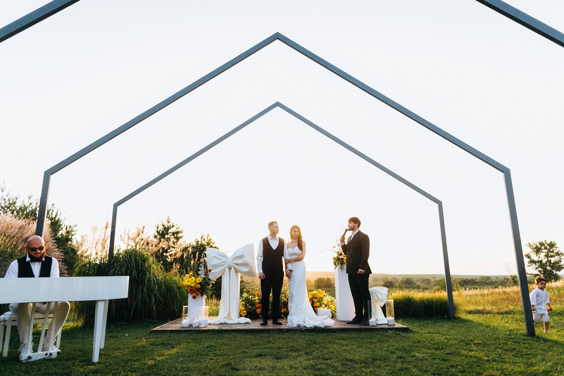 Білий рояль та саксофон: музичний дует для вашої події